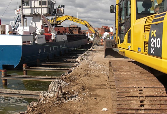 Ombygning og udlægning af granitblokke i Horsens Havn for Munck Havne og Anlæg.