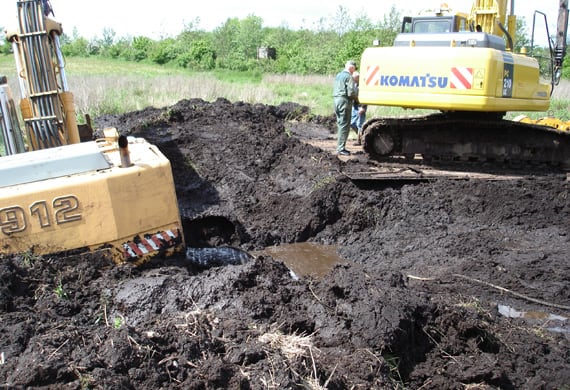 Klargøring til bjærgning af gravemaskine i vådområde.
