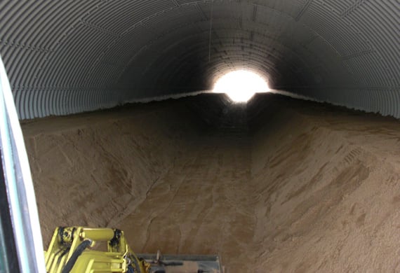 Sand profil i tunnel ved motorvejsbyggeri.